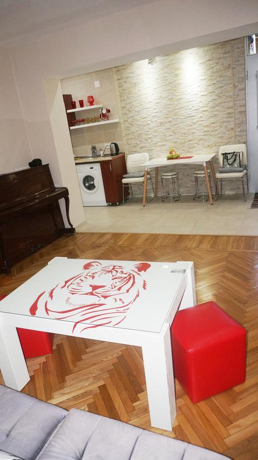 White Tiger In Center Of Tbilisi Exterior foto